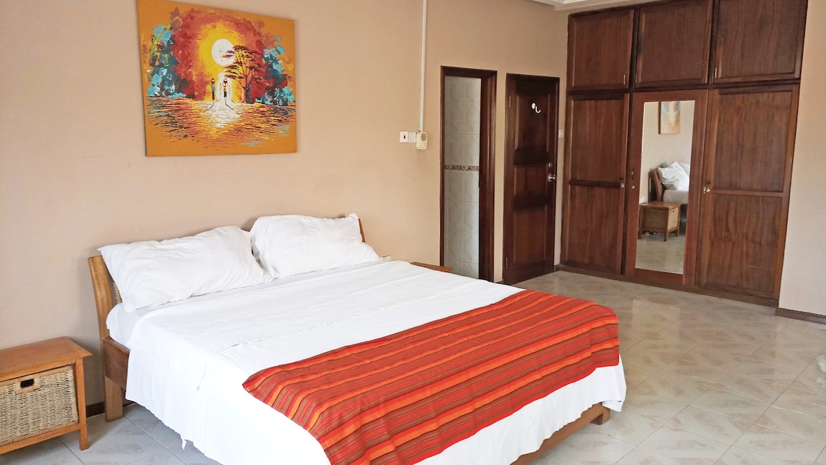 配备加大双人床