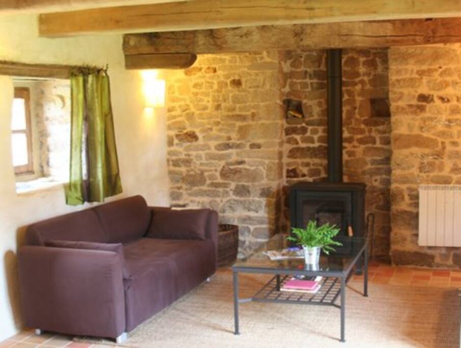 rdc pièce unique avec coin détente (canapé +fauteuil club, tv avec lecteur dvd; chaine hifi) et coin repas (cuisine aménagée, table, frigo, four, machine a laver lave vaisselle)