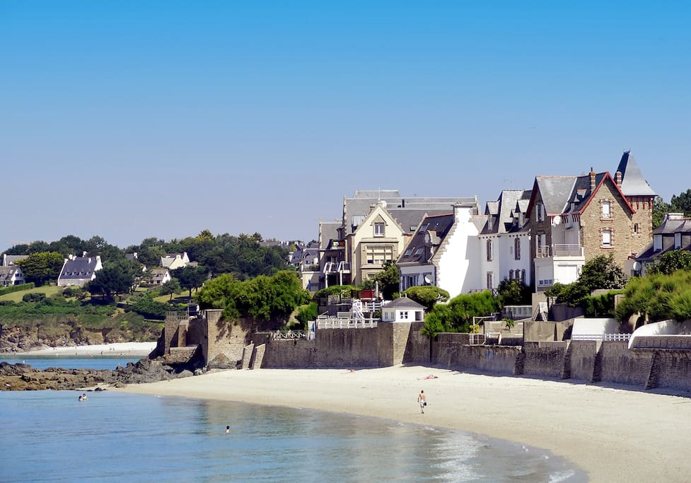 Situé entre la plage des Sables Blancs et la plage de Cornouaille