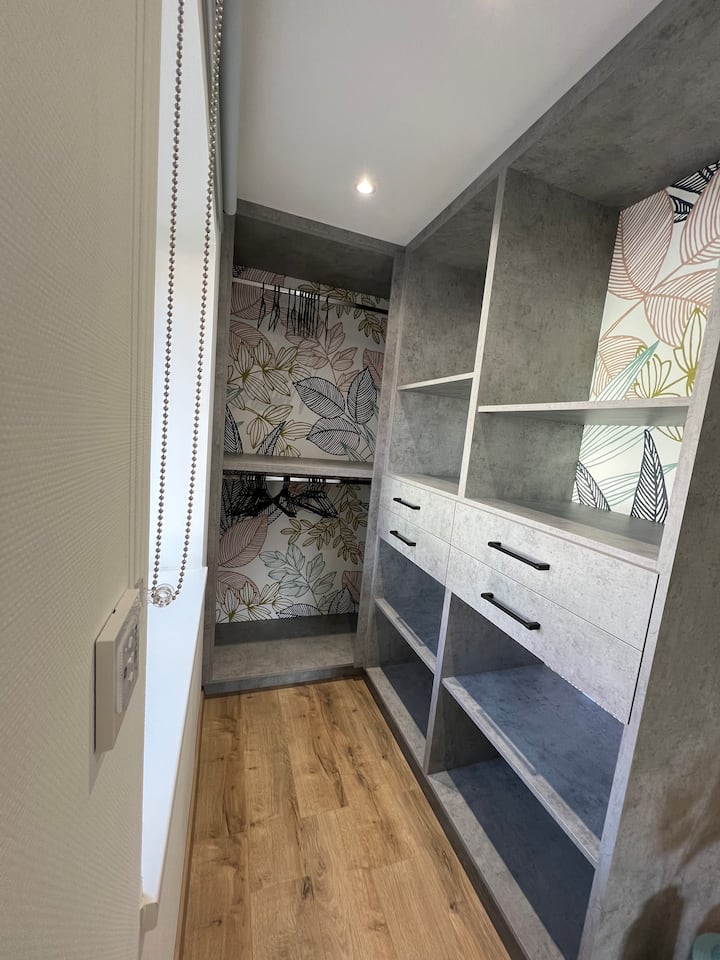 خزانة ملابس ، غرفة نوم ، طابق أرضي 