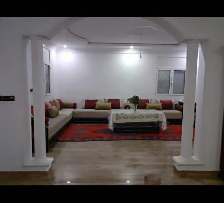 ห้องนั่งเล่นสไตล์โมร็อกโกที่สะดวกสบายมาก 