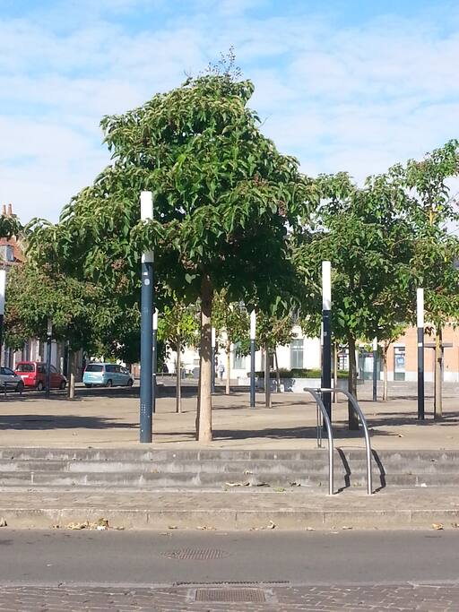 VUE SUR LA PLACE SAINT AME