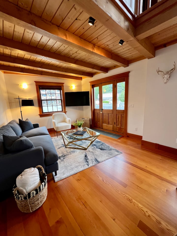 Stunning 2 Bedroom Downtown Apartment - Powell River