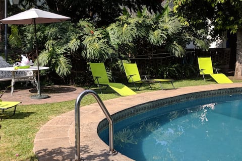 La Casa Blanca - Villa with pool in center of town