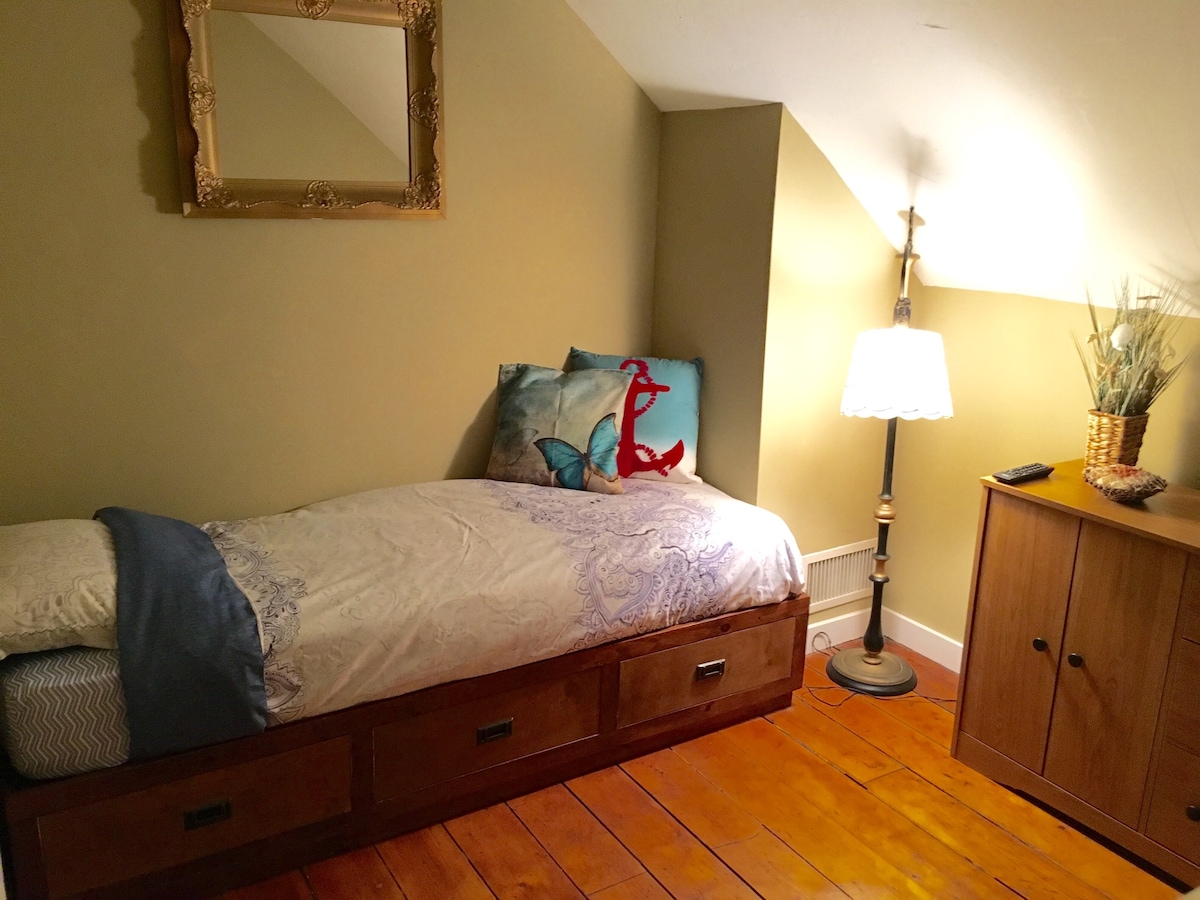 Dormitorio #3 con un cama doble y TV de 28pulgadas con AppleTV ubicado arriba; dormitorio pequeño