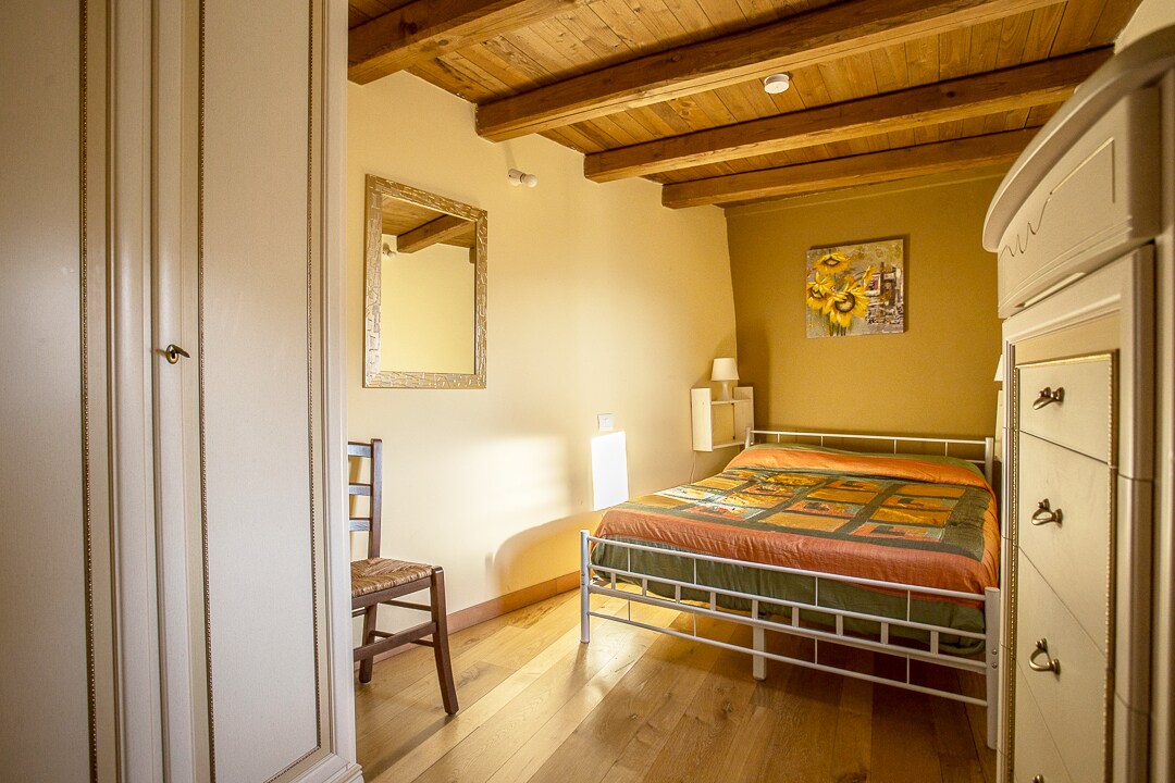 hladna soba ljeti i topla zimi, smještena u blizini stjenovitog grebena planine s pogledom na dolinu i tvrđavu s pravilima, tišinom i pogledom, čine je sobom iz snova, a madrac od 25 cm pomaže