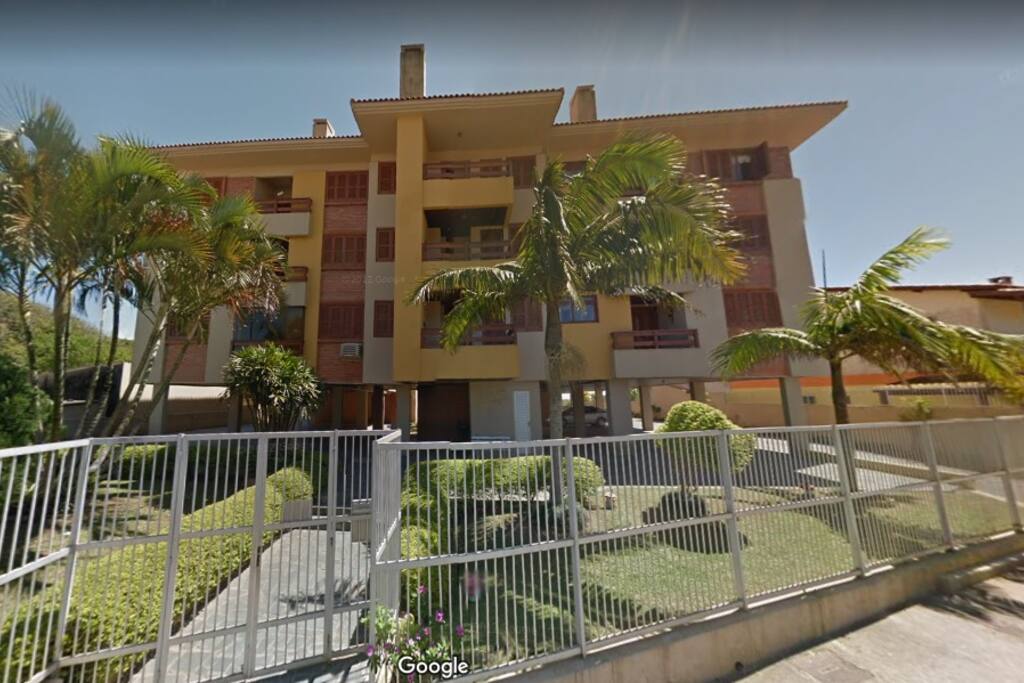 Condomínio Fechado com garagem para 1 carro no térreo