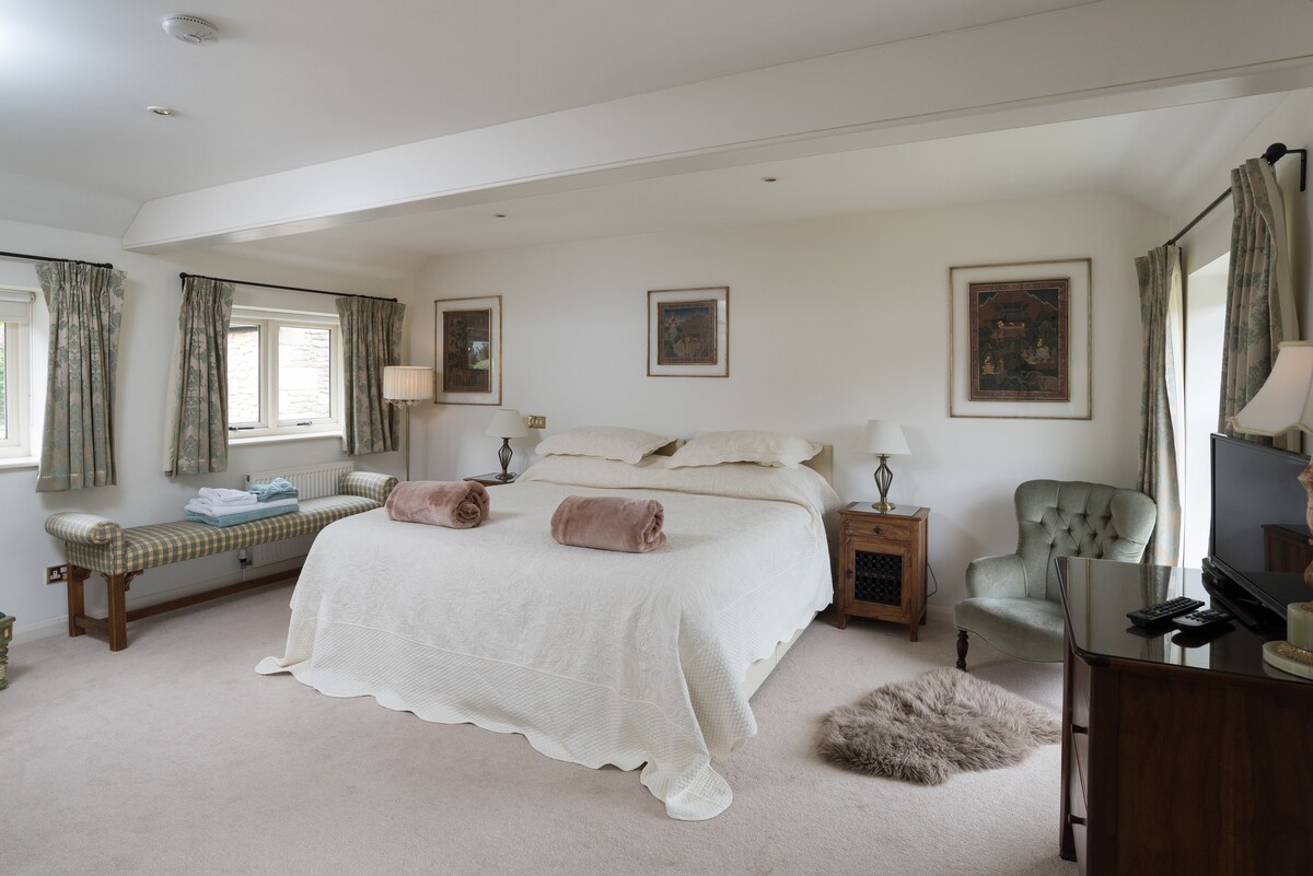 The large Master Bedroom, here arranged as a super king double, can also be arranged as a twin bedroom. 
Tu je i vlastita tuš-kabina i veliki prostor u ormariću. Ima dovoljno mjesta za jedan prijenosni krevet i/ili dječji krevetić.