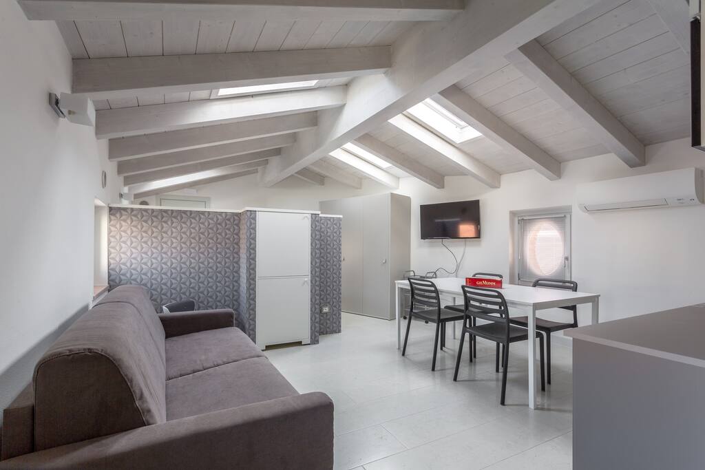 Ingresso zona Living e Divano - Letto Matrimoniale