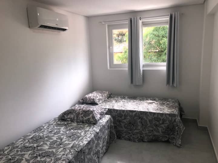 Jednolôžková spálňa s dvoma alebo tromi lôžkami