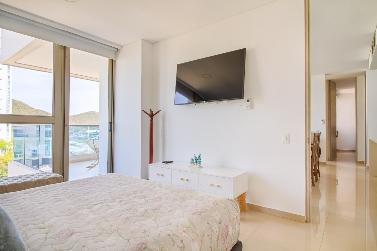 Habitación principal con cama Queen, aire acondicionado, baño privado, clóset y vista al mar.
Spacious master bedroom featuring a queen-size bed, air conditioning, private bathroom, closet, and a beautiful ocean view.