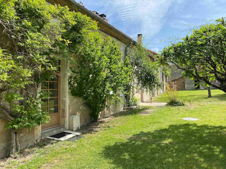 Ferme Avec Vue Et Piscine Chauffée - Nouveau - - Aubeterre-sur-Dronne