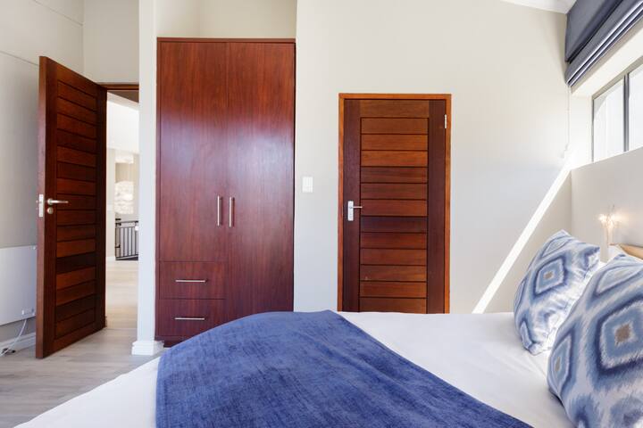 Contemporary villa with magnificent views of Hout Bay gallery image 5