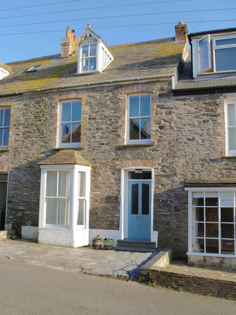 Superb Holiday Home In Port Isaac - sleeps 10