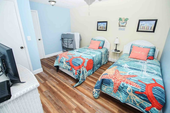 Спалня за гости с разтегателно легло и допълнително детско креватче. 