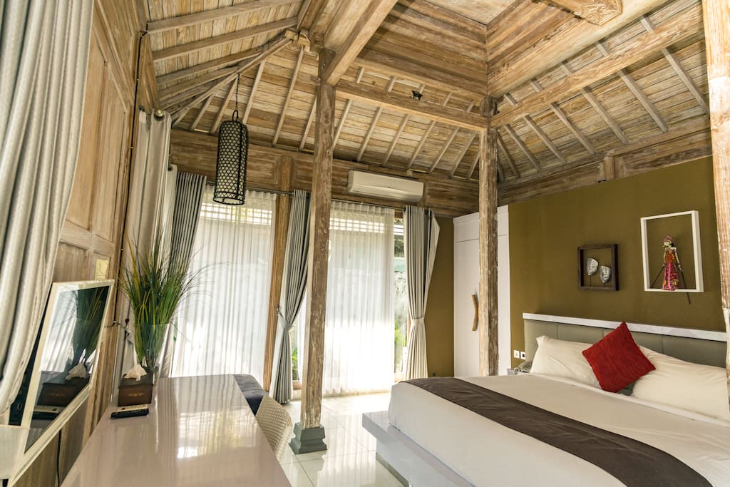 Sleek, spacious, comfy & clean modern bungalow with contemporary Javanese architecture. Well-equipped with TV, AC, free WiFi access and private bathroom with free amenities, we'd love to ensure your comfort during your stay.