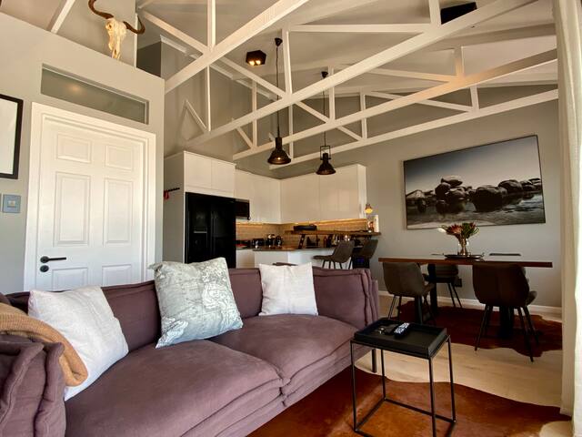 Luxury APT, Views, AC, Wifi, DSTV, No LoadShedding gallery image 3