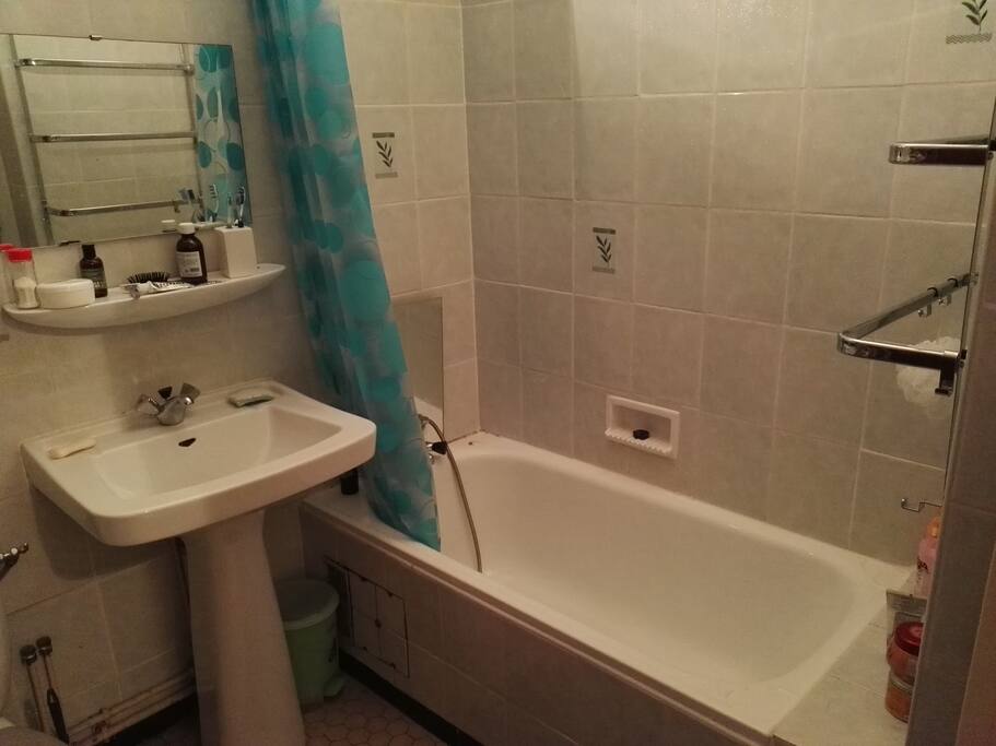Salle de bain, avec baignoire.