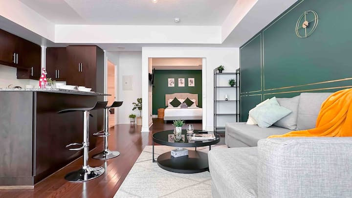 Entire Stylish Home | Ground Level | Free Parking - Toronto