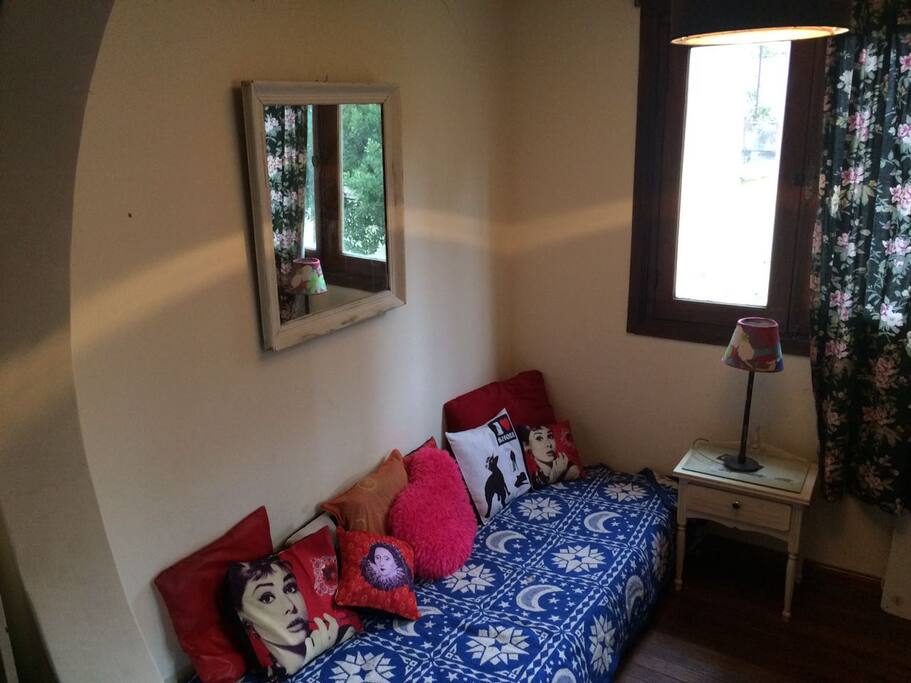 Cuarto mas pqueñocon vista a jardin
