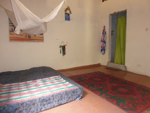 Chambre au cœur d'une famille Mandingue