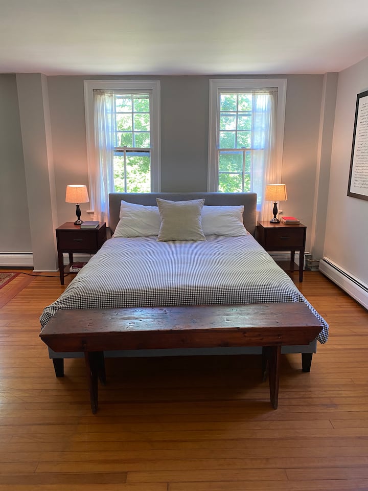 Master Bedroom (Queen bed)