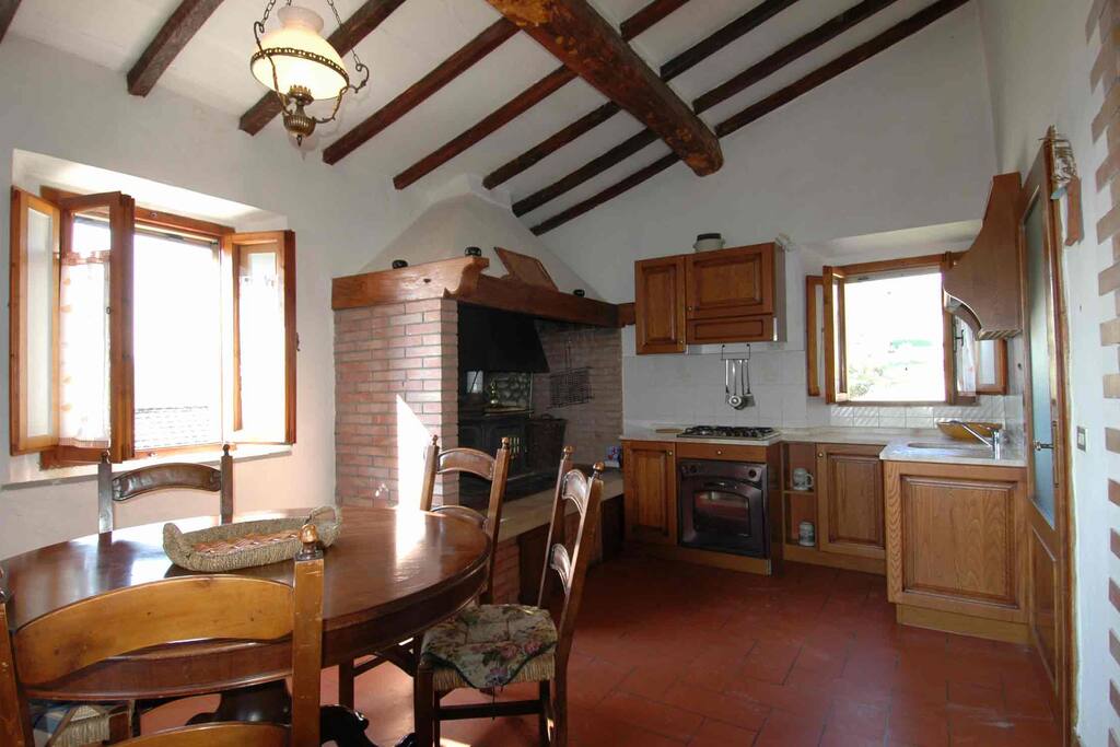 Angolo cucina con camino e tavolo