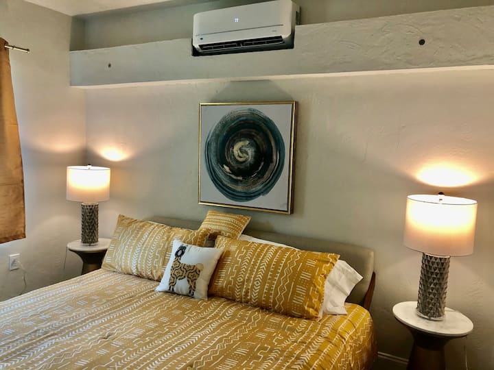 Cama tamaño king en el dormitorio 