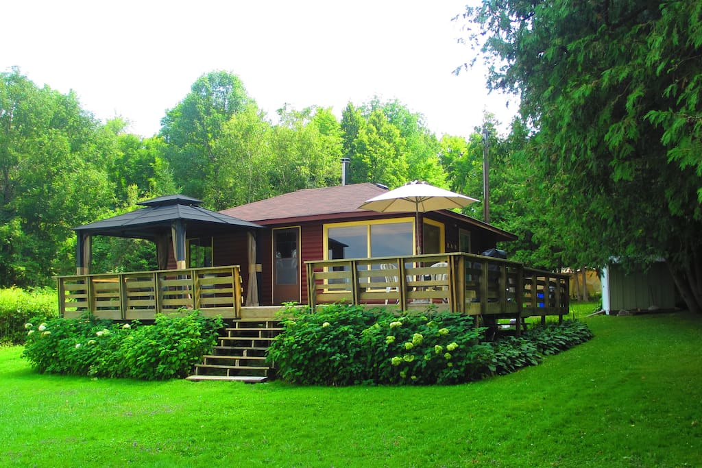 Cozy Cottage on Buckhorn Lake Cabins for Rent in Ennismore, Ontario