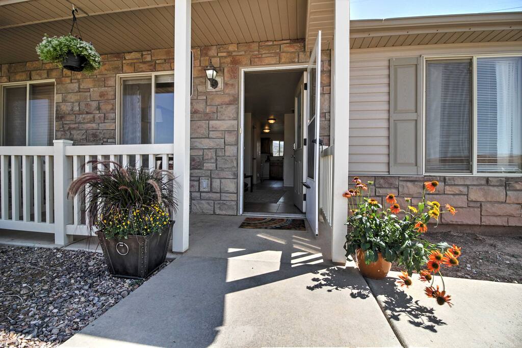 This comfortable 800-square-foot home accommodates 4 guests.