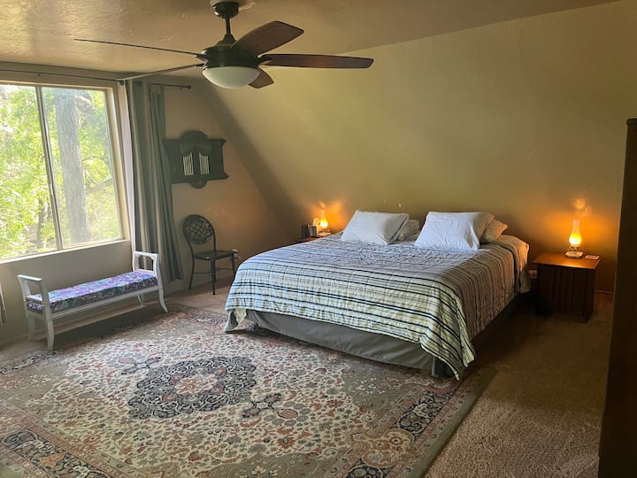 חדר שינה גדול עם מרפסת המשקיפה על נחל