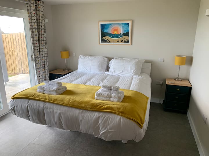 Chumba cha kulala 2 na kitanda cha mfalme mkuu na mwonekano wa bahari