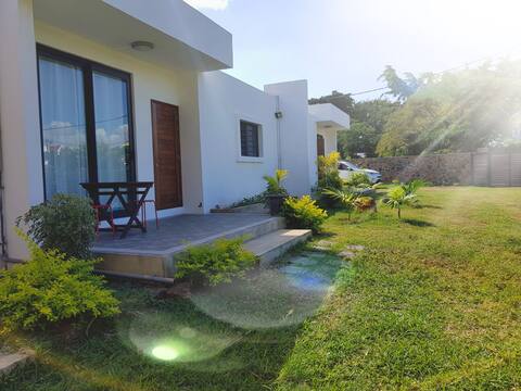 Family Bungalow with BIG Garden 2min walk to beach