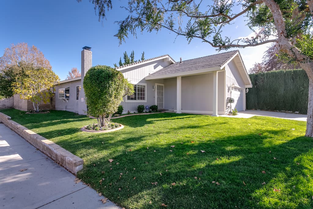 Centrally located! In walking distance to shops, parks, 5 Star Shopping Mall and transportation. 5 Minutes from Magic Mountain, College of the Canyons, Santa Clarita Performing Arts Center.