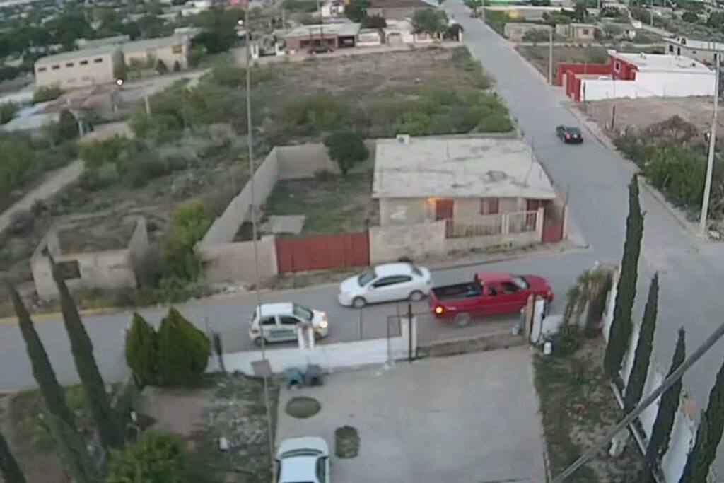 estan son las calles que rodean a la propiedad es una zona bastante tranquila normalmente hay muy poco trafico de personas y autos asi lo vemos desde el tercer piso las fabricas y tiendas principales estan a 5 minutos en auto