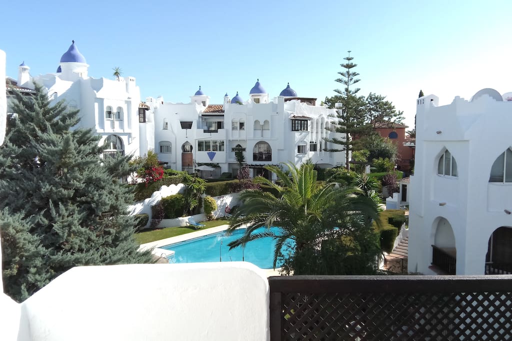 View from the terrace to the pool area | Ausblick von der Terrase zum Pool | Vistas desde la terraza a la piscina