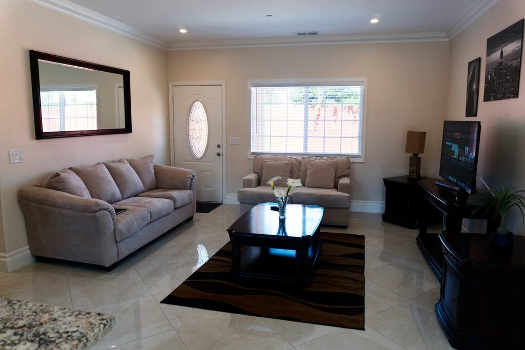 Living Room w/48" TV