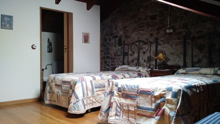 Двокреветна соба со бања