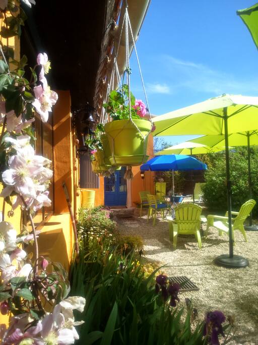 Vous pourrez profiter d'une terrasse privée, fleurie...