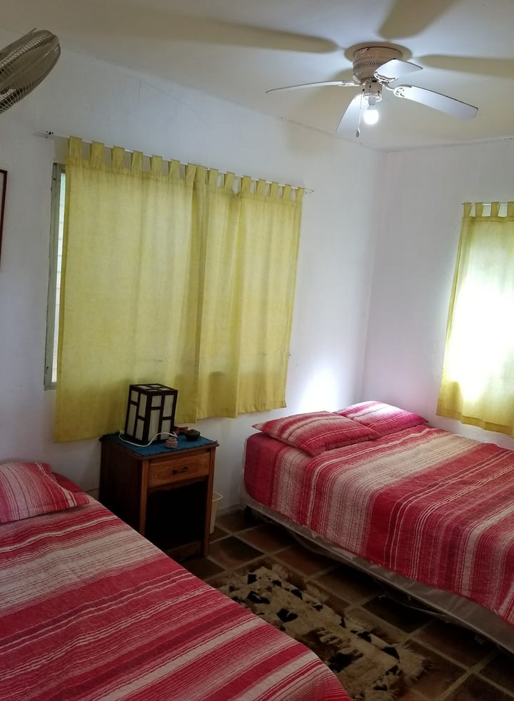 חדר 3: מיטה זוגית אחת ומיטת יחיד אחת. מאוורר תקרה וקיר.