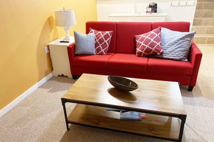 ספה נפתחת בסלון במרתף