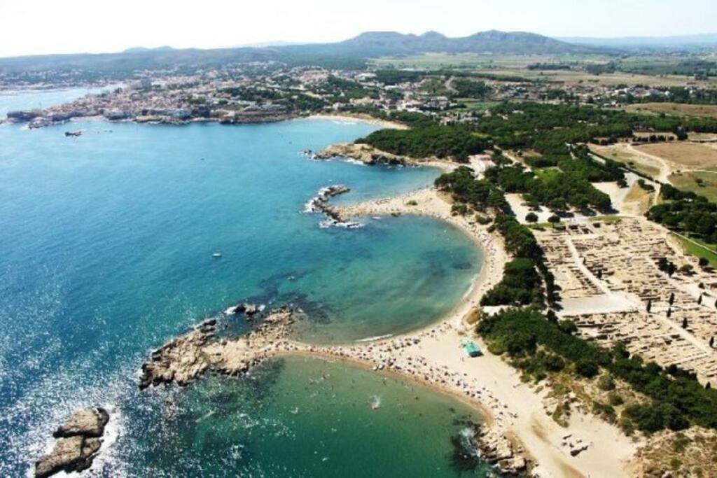 des plages de sable devant les celebres ruines d' Empuries