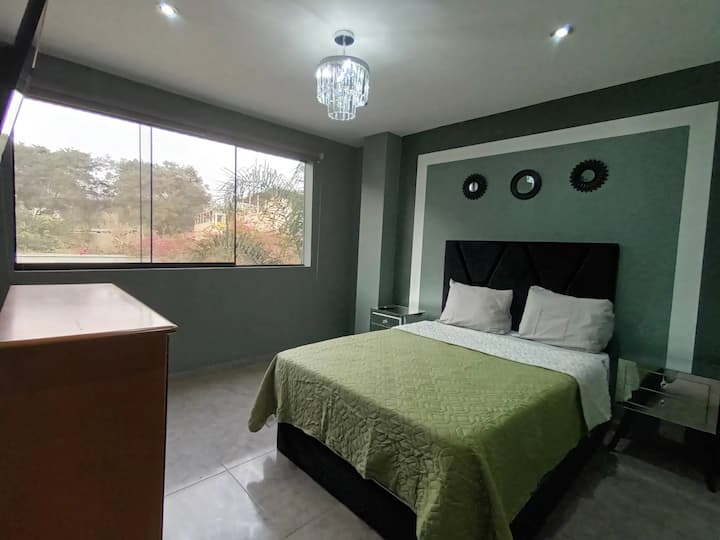 سرير مزدوج مع تلفزيون وإطلالة على الفناء