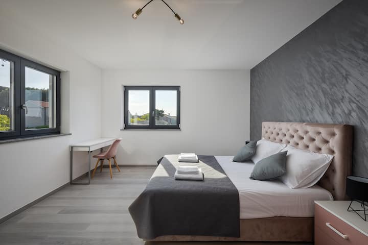 This bedroom has an access to a commun terrace and the total size of the room iz 24 m2.