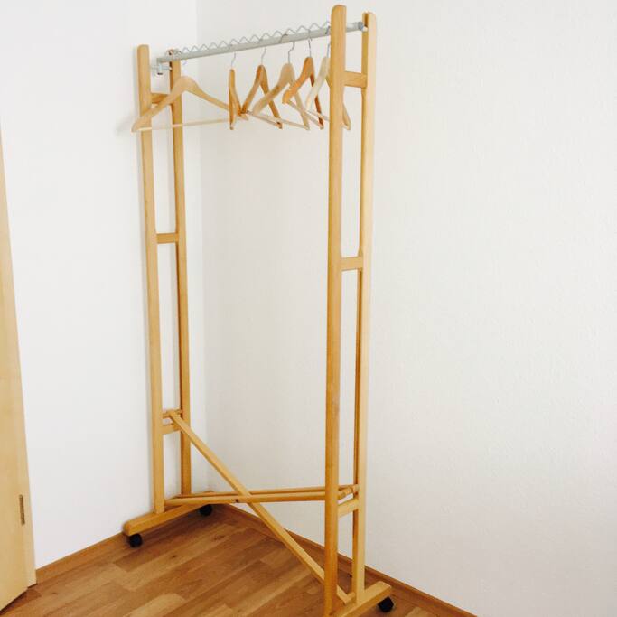 Massivholzkleiderstange für deine Kleidung