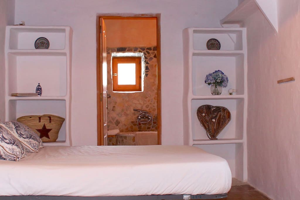 Beautiful room with all the original features, such as Sabima beams and moorish bathroom.