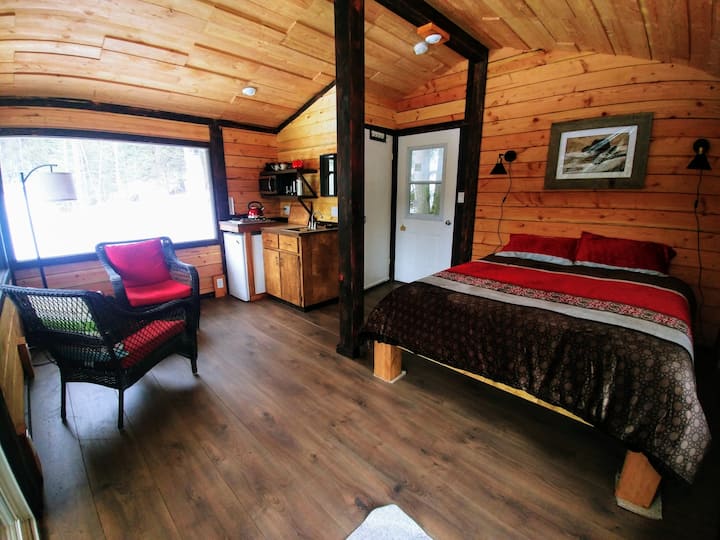 Hillside Haven Studio Cabin. Your own private space with covered deck for your enjoyment and relaxation.  With deck photos to come.
