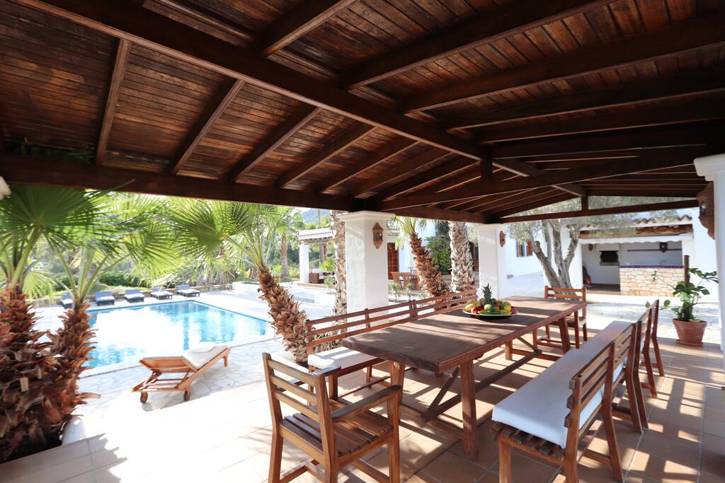 outdoor dining area 14 people