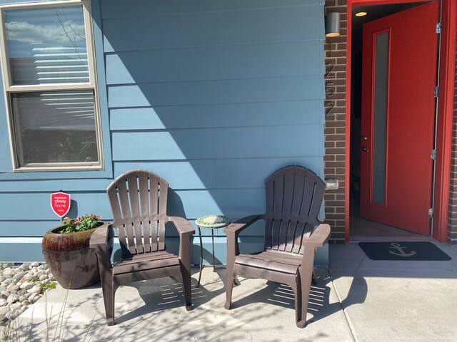 Modern downtown home w/ rooftop deck & fire pit!! gallery image 2