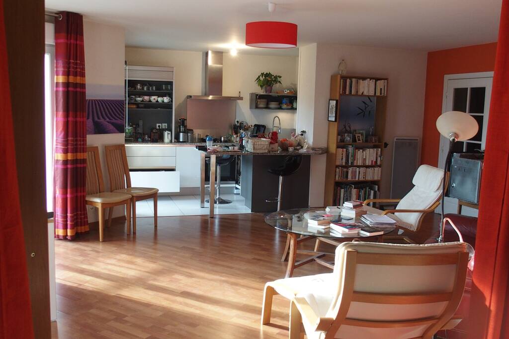 grand séjour - cuisine sans vis-à-vis donnant sur un grand balcon équipé d'une table, de chaises et de 2 fauteuils relaxe
